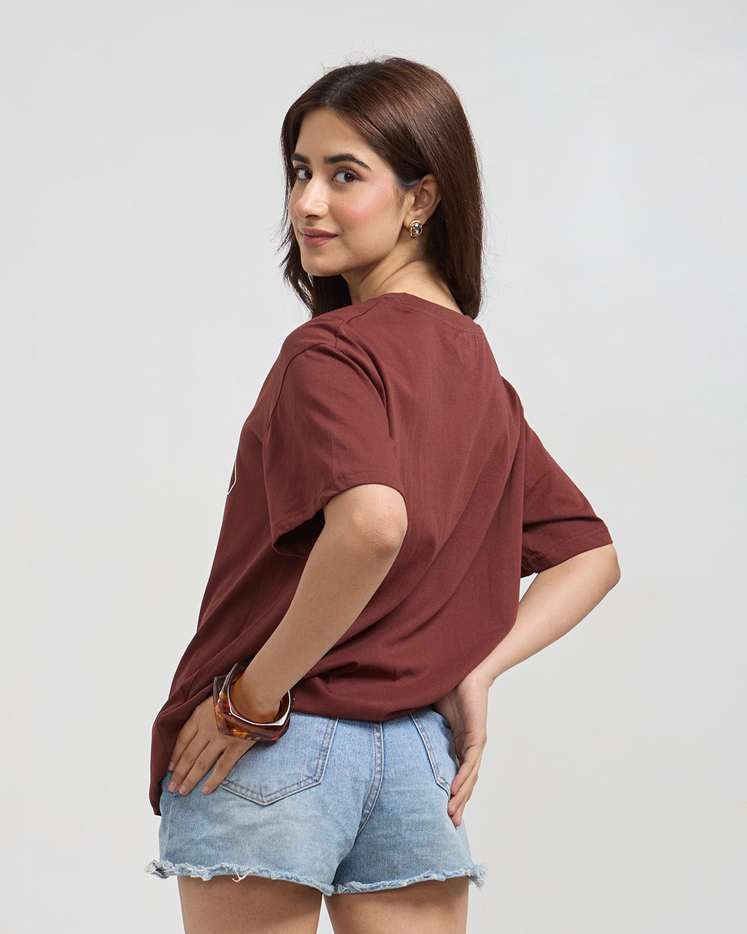 Phool Oversized T-Shirt – burgundy OS Minimal tee with plain design, worn by model
