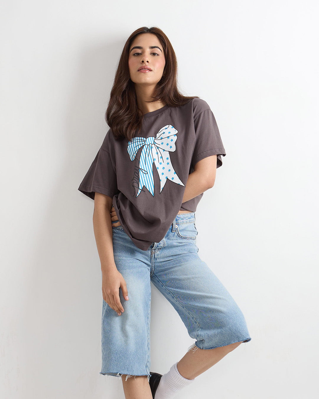 Pray Oversized T-shirt – dark grey oversized graphic tee with a blue striped and star bow print, worn by model