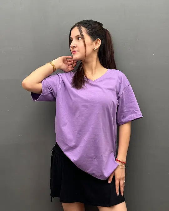 RB Nova Plain V-Neck Oversize T-Shirt ā lavender oversized V-neck tee worn by model