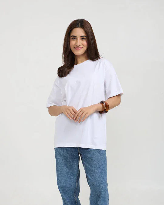 RB White Plain Oversized T-Shirt ā white oversized basic tee worn by model with blue jeans