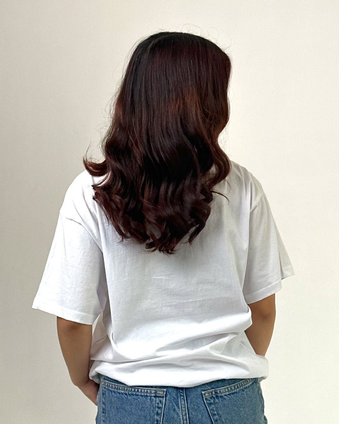 White Relax Oversized T-Shirt – white oversized t-shirt with plain design, worn by model