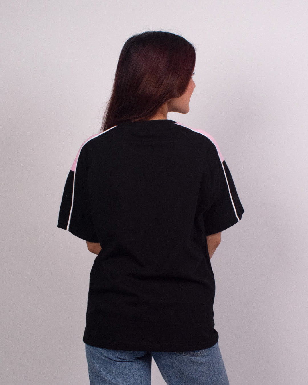 Black Downtown Plain Oversize T-Shirt – OS Raglan with pink shoulder panels and white piping, worn by model.