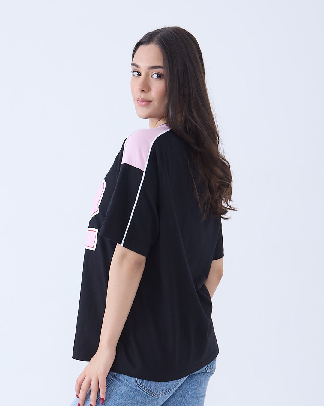 22 Downtown Oversized T-Shirt – black oversized tee with pink shoulder panels and white piping, worn by model