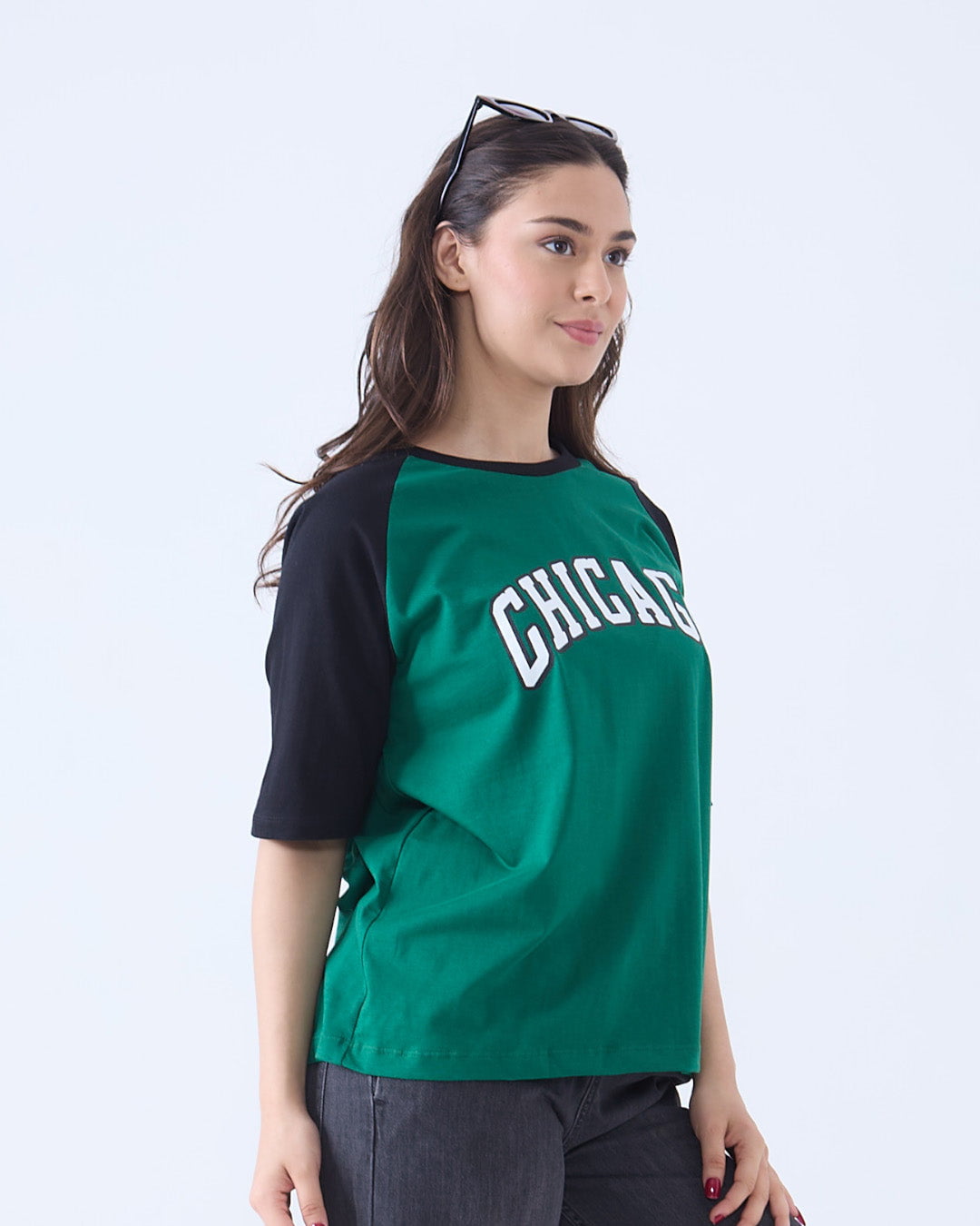 Chicago Raglan Oversize T-Shirt – green body with black raglan sleeves, OS Raglan WS featuring CHICAGO lettering, worn by model