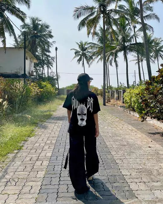 Arlo Black Gangster Oversized T-Shirt – black oversized tee with a white skull graphic, worn by model outdoors.