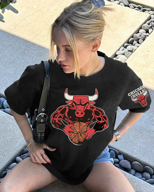 Arlo Chicago Bulls Oversized Tshirt – black oversized tee with red Bulls graphic holding a basketball, worn by model