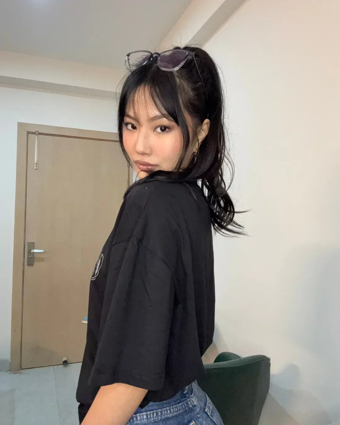 Cat Side Oversized T-shirt – black oversized t-shirt with graphic print, worn by model