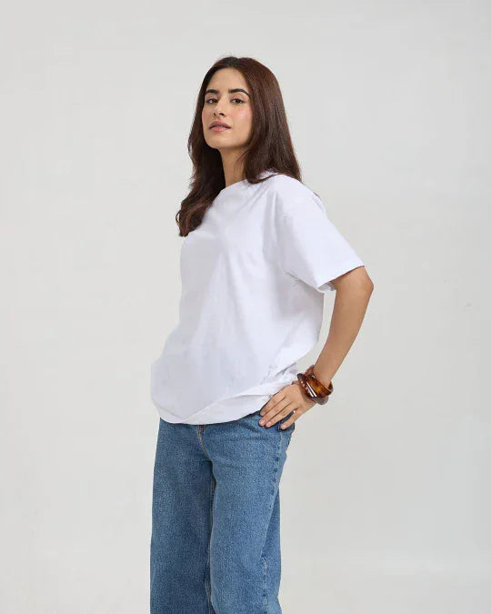 RB White Plain Oversized T-Shirt – white oversized basic shirt with plain design, worn by model