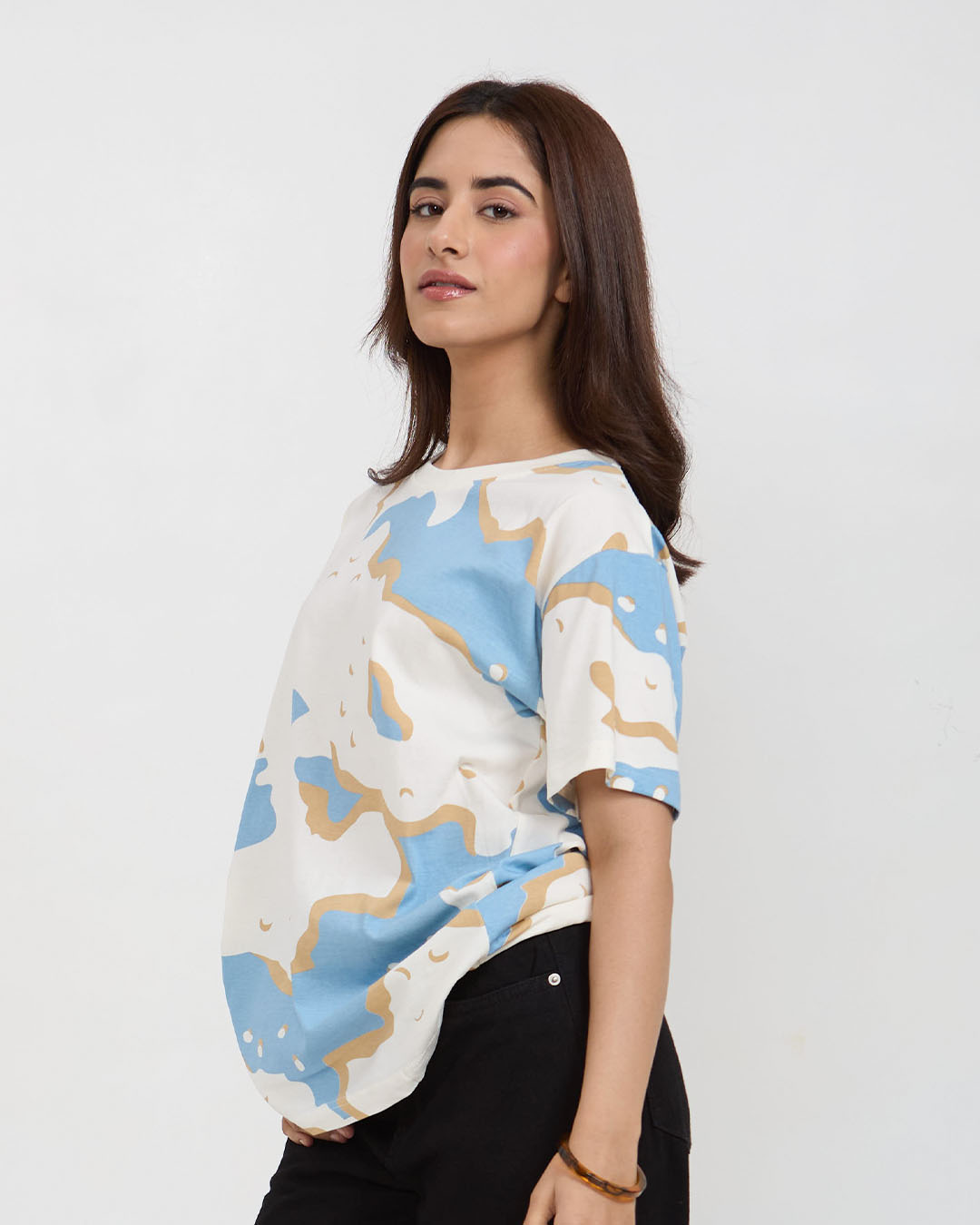 Wavy Oversized T-Shirt – light blue and beige abstract print, oversized fit, worn by model
