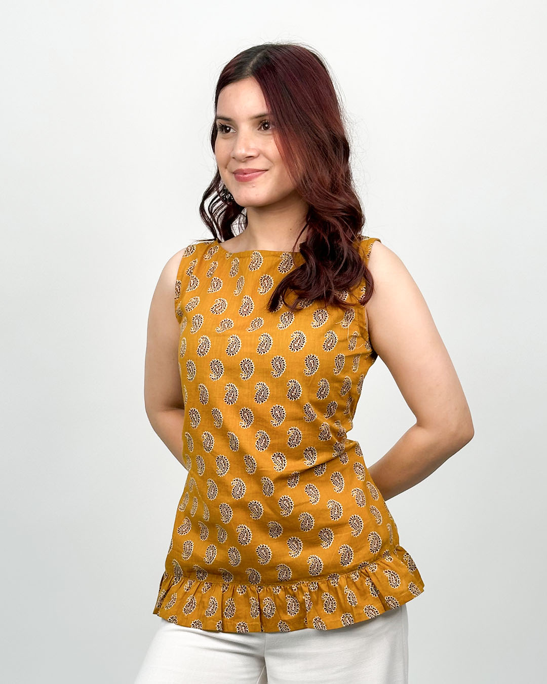 Yellow Sunehri Snatched Short Kurti – mustard yellow sleeveless printed kurti with paisley motif, worn by model